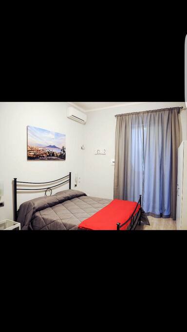 VESUVIO. Camera Matrimoniale con Bagno Privato, WI-FI, TV, Aria Condizionata, Riscaldamento, Scrivania, Balcone.
Cambio lenzuola ogni 2 giorni e all'arrivo di ogni nuovo ospite.
