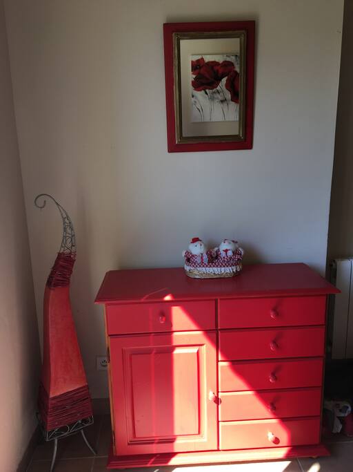 Plus une commode et un miroir