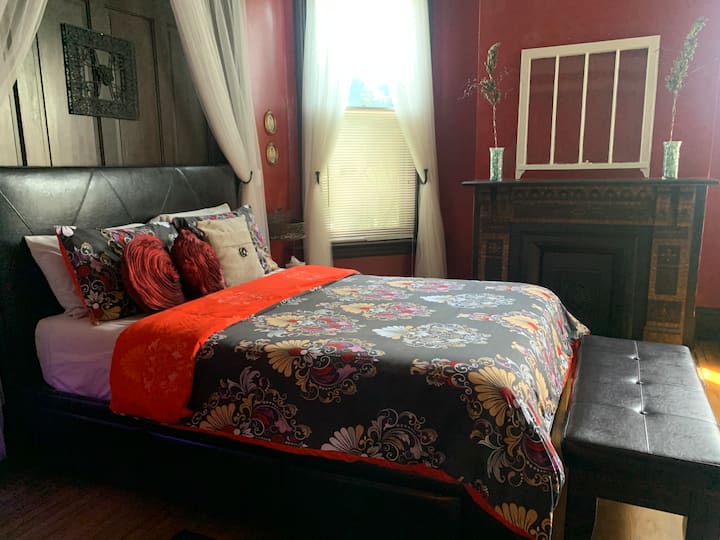 Kitanda cha ukubwa wa malkia, chumba cha kulala cha ghorofa ya kwanza