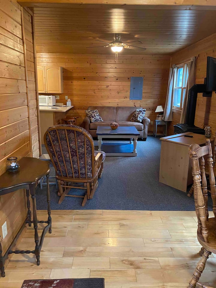 Private Cottage w/Queen Bed + Lakes, golfing, etc.