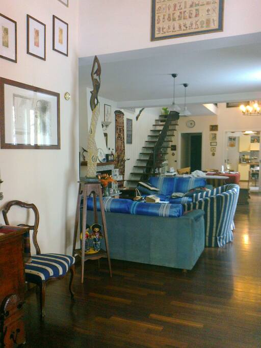 Sala e scala al primo piano. Living room and stairs to the first floor