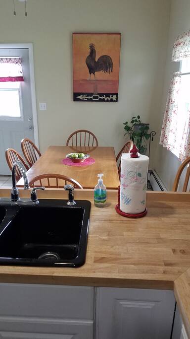 kitchen/dining area