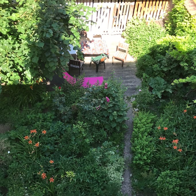jardin accessible avec le logement - voisinage jeune et sympathique ( tables chaises transats)