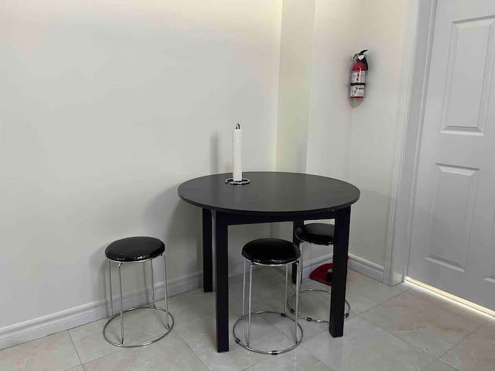 284202little Italy Bright Bedroom - Toronto