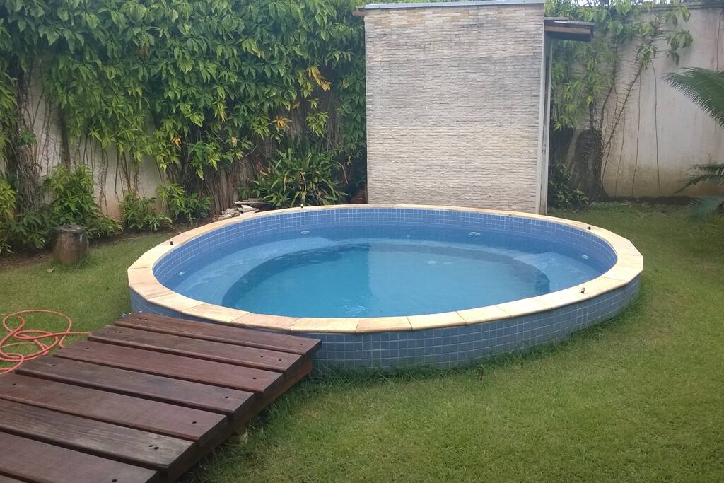 Piscina com bancos internos e hidromassagem.