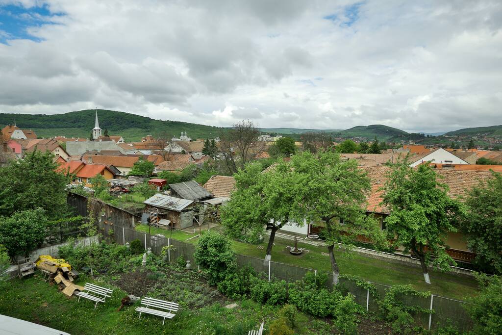 Priveliște panoramică de pe balconul comun / Panoráma kilátás a közös teraszról