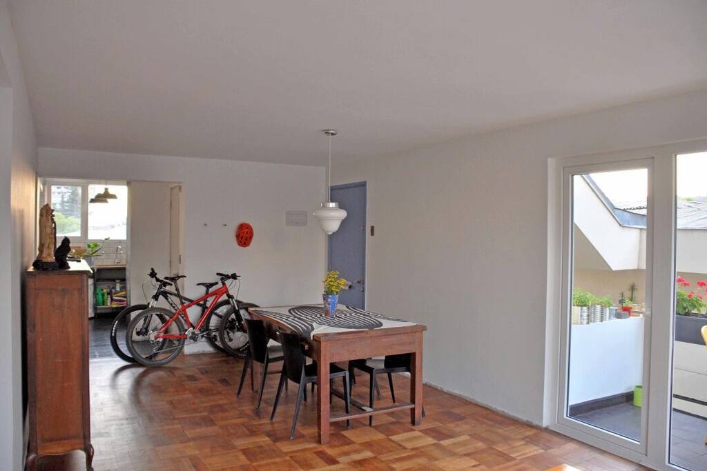 Entrance + dinning table