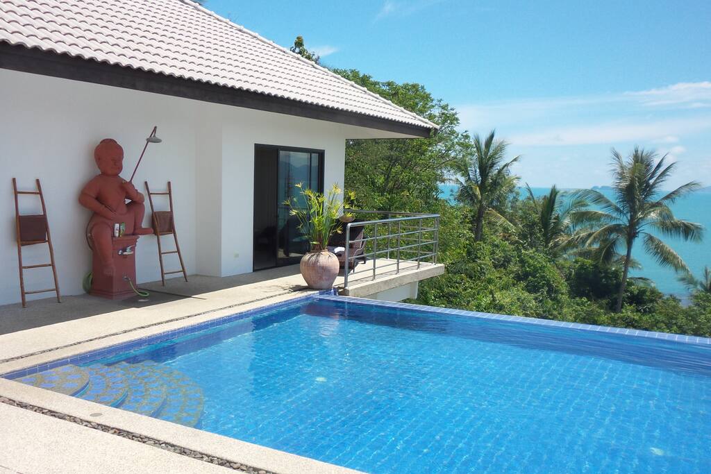 Pool und Gästebereich mit der "dicken Bertha " der Aussendusche