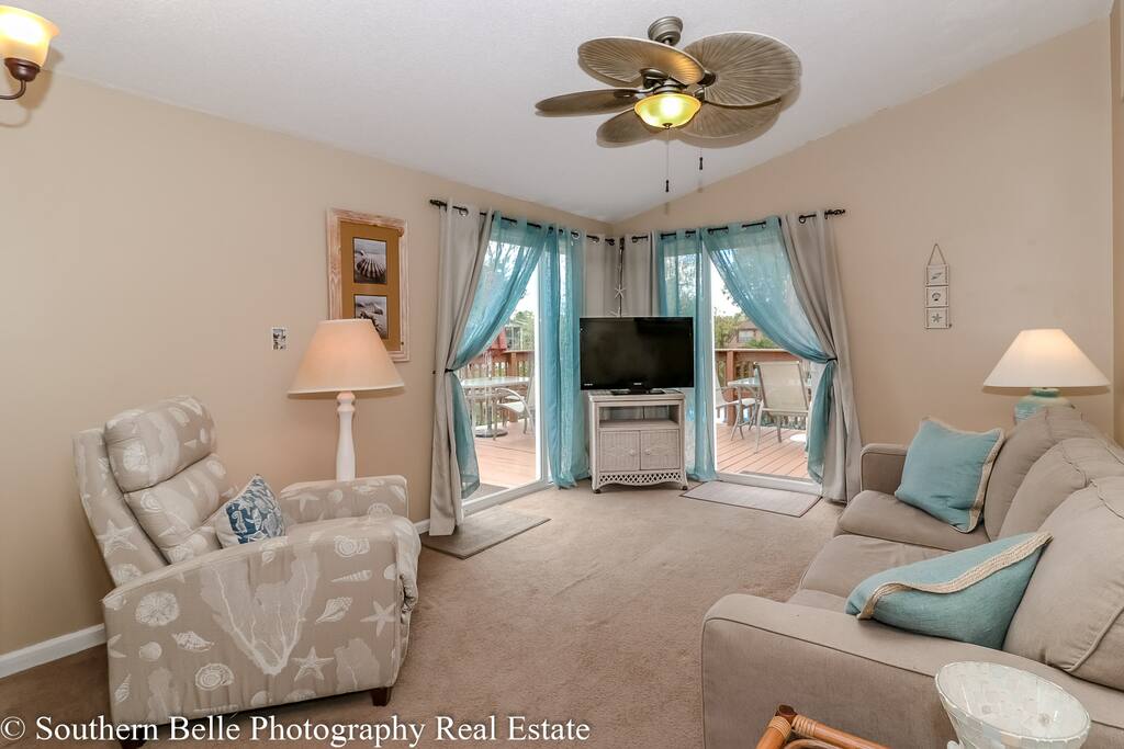 Carolina Room with view of the lake and wild life.