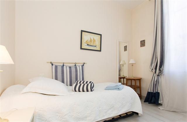 Ერთადგილიანი საძინებელი - იგივე ფერის სქემა - და კარგად აღჭურვილი.   Ამ ოთახში, ასევე, იქნება კიდევ ერთი პატარა ერთადგილიანი საწოლი ბავშვისთვის.