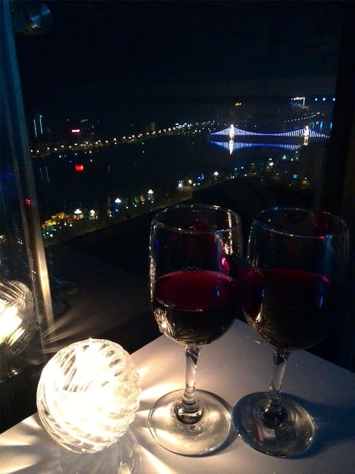 一杯红酒,此情此景,挚爱身边人with the wine, with the view, with love