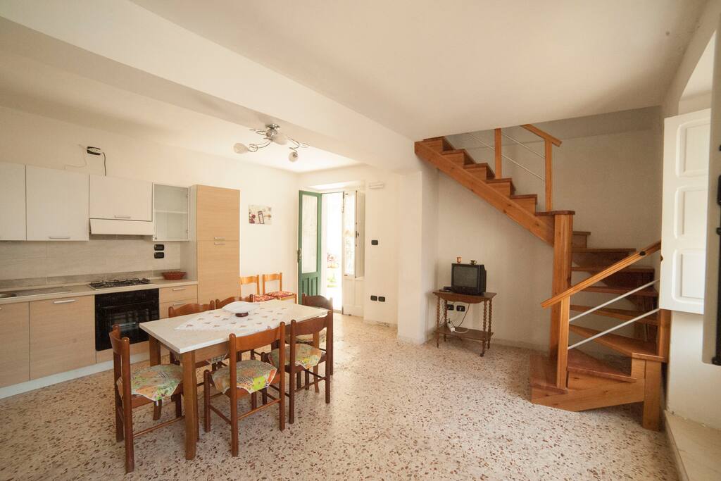 Cucina attrezzata con divano letto, AC e accesso al cortile interno