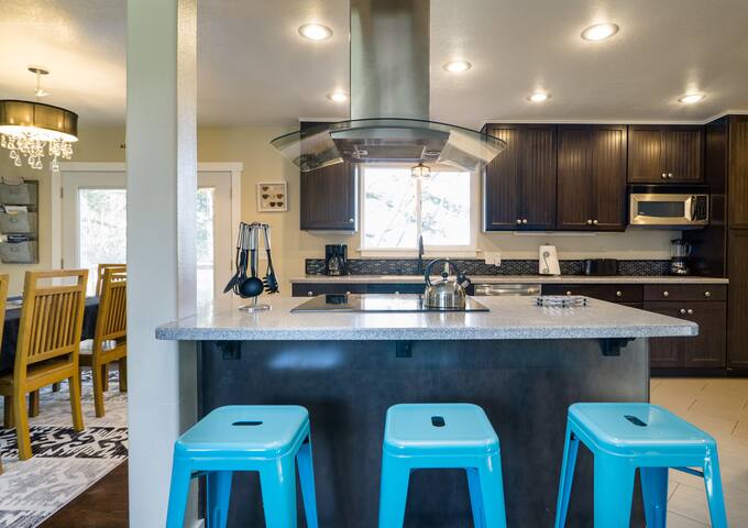 6 Bedroom/3 Bath Ideal for Groups