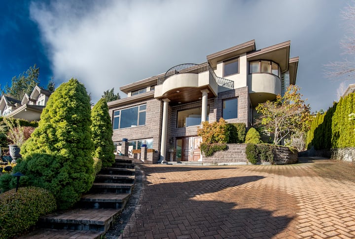 Luxury Ocean View Mansion With Heated Indoor Pool - ウェストバンクーバー