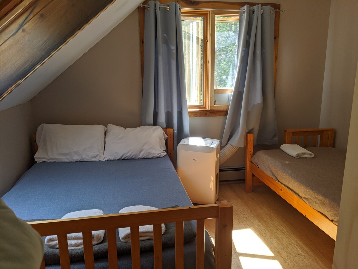 Complet avec lits jumeaux au deuxième étage, climatisation portable