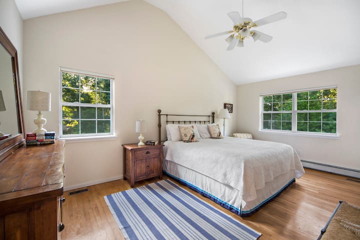 Velika druga spavaća soba s bračnim krevetom i vlastitom kupaonicom. 