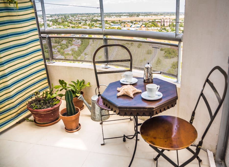 Pequeña terraza en la habitación para desayunar o cenar al aire libre.