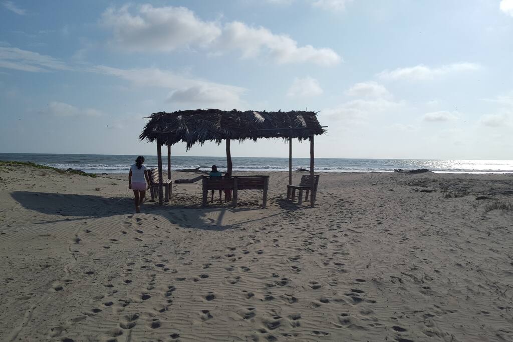 Cabaña para disfrutar la tranquilidad de la playa . Se puede descansar en hanacas que las coloca mi guardian