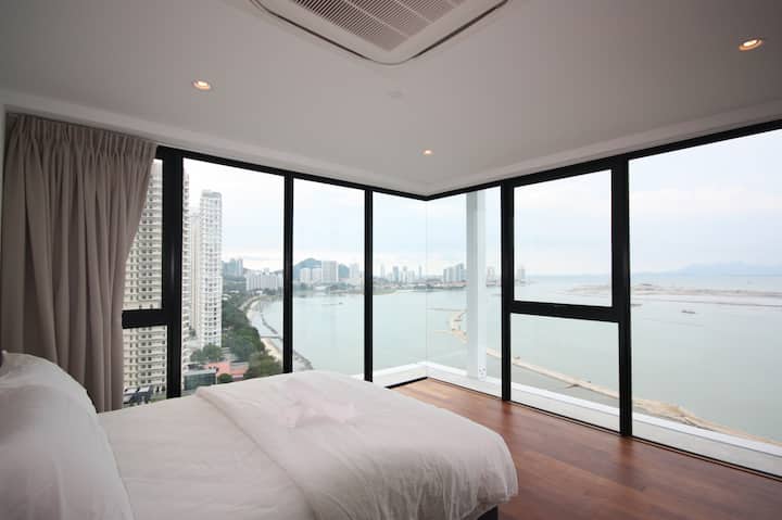 Master bedroom with sea view (upstairs)