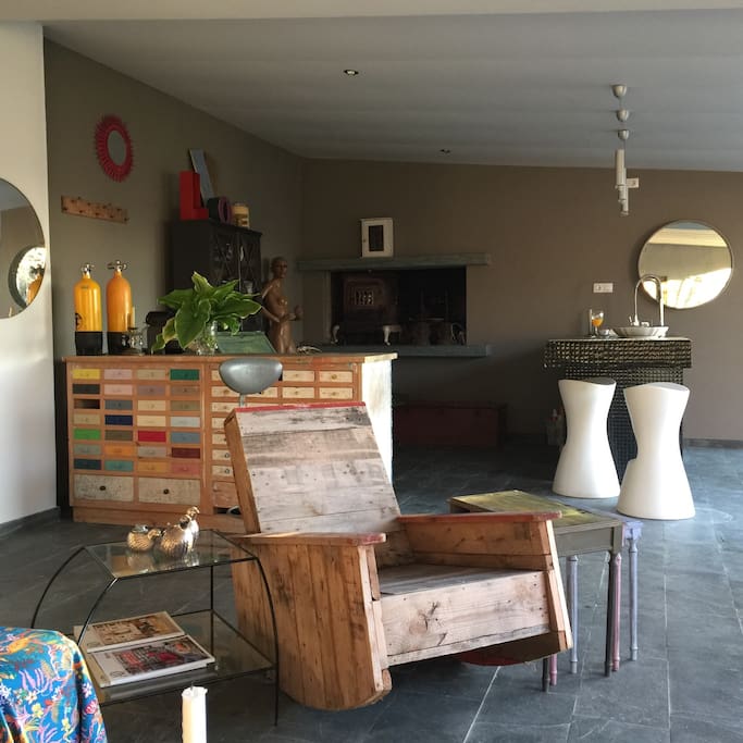 Muebles diseñados y restaurados por la propietaria