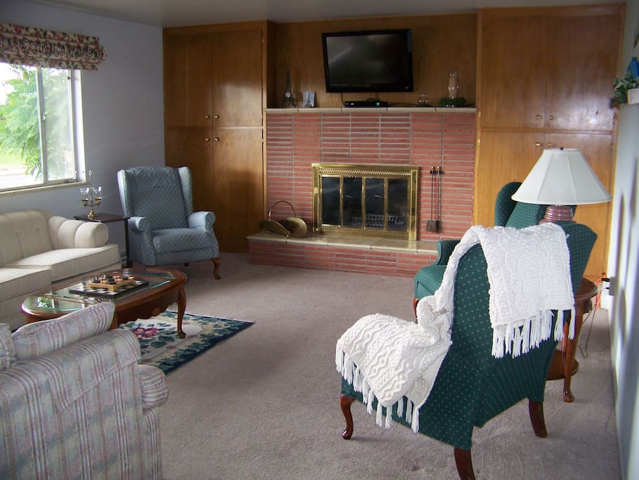 Spacious living room with fireplace and pCRT
lenty of seating.
