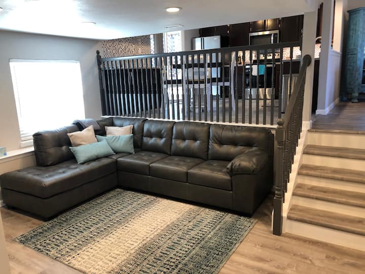 家庭房。全新的皮沙发可供成人和儿童舒适入睡。  附带的床上用品衣柜里有两个加绒拉链睡袋，让您舒适舒适！