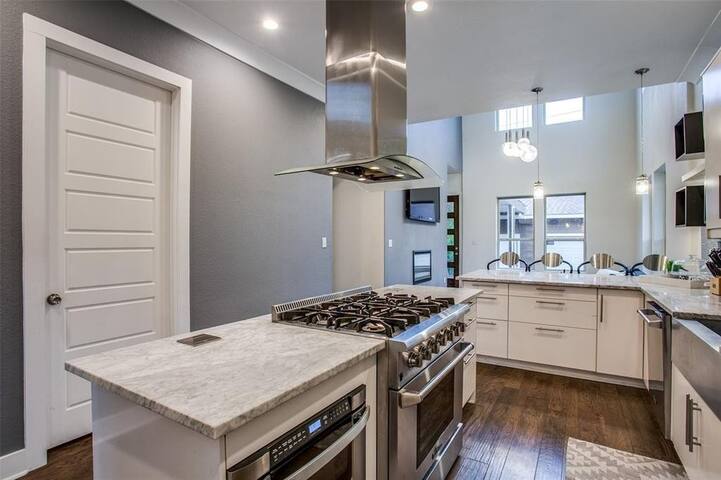 Modern Home near Bishop Arts. gallery image 5