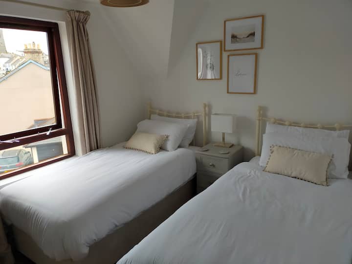 El dormitorio doble es más pequeño, pero está bien equipado con una mesita de noche y una lámpara, un armario y una cómoda.