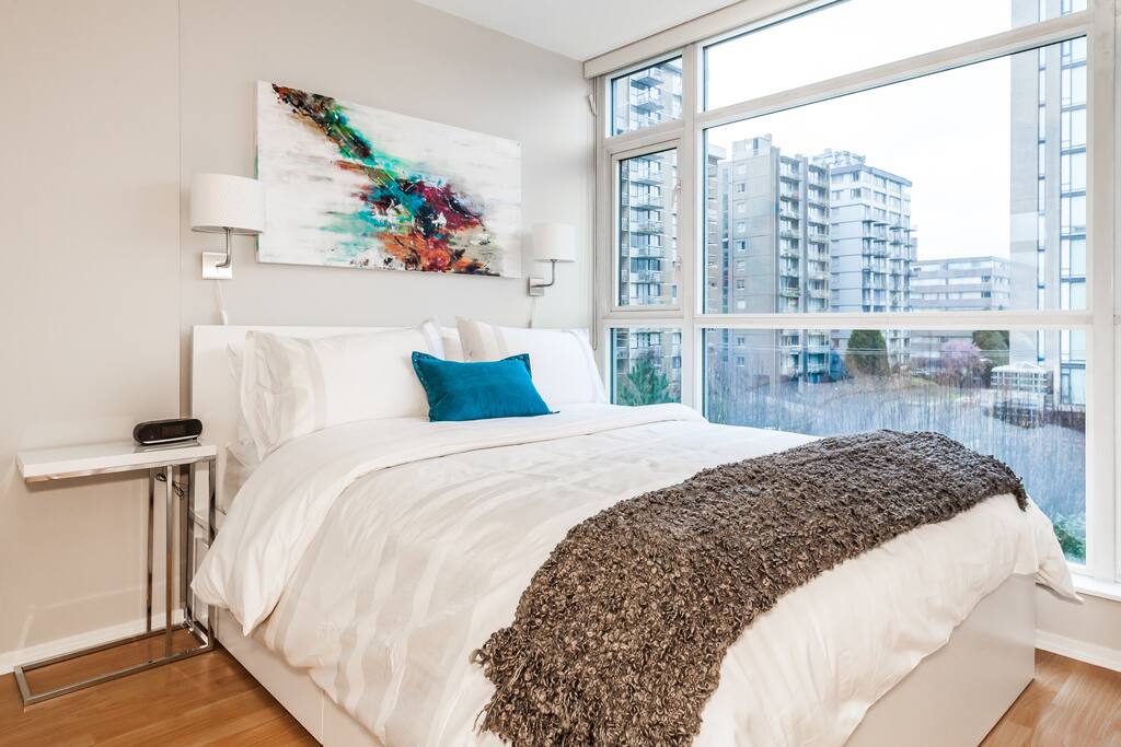 Bedroom with Cozy EuroTop Mattress and Amazing Pillows