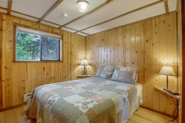 Одделна спална соба со брачен кревет.