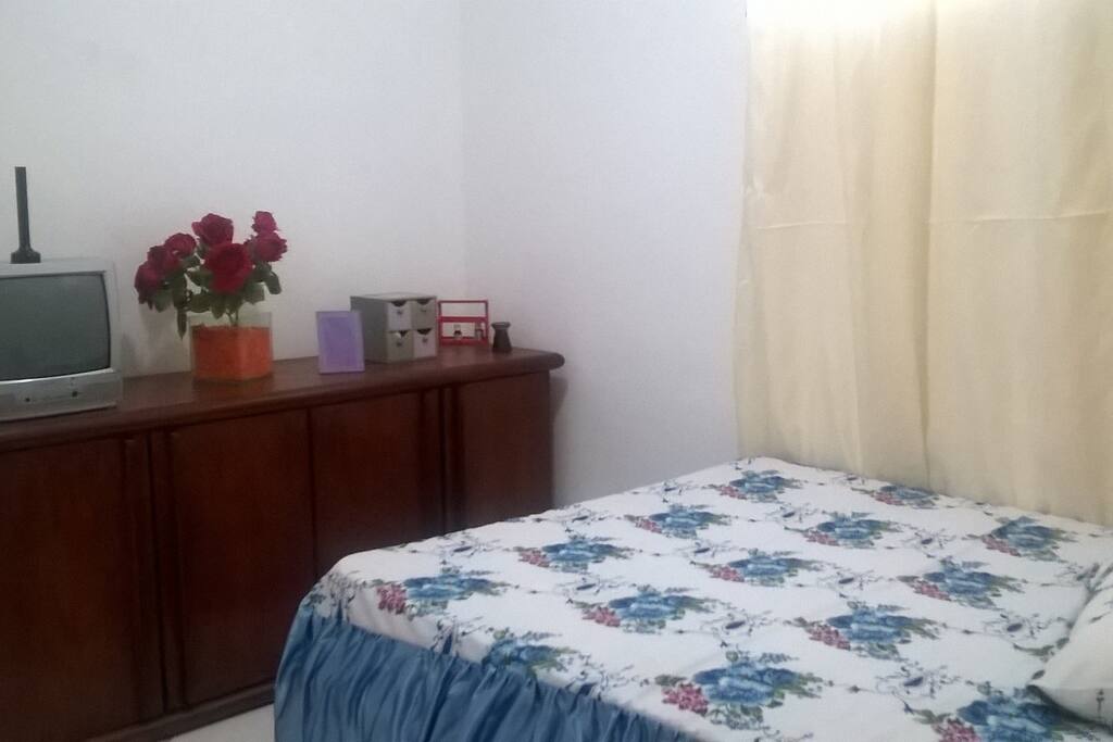 Móvel com gavetas e prateleira