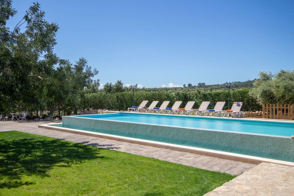 Large Infinity-Pool with sun beds