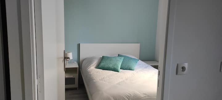 Dormitorio número 2:  con cama de 2 plazas con ropa de cama de calidad (octubre de 2021), 2 mesitas de noche, armario 3 puertas con ropero, tocador. Cortina opaca.   