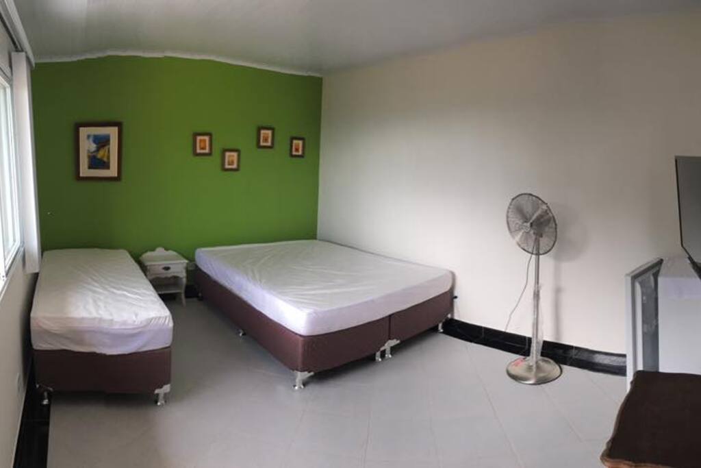 Suíte tripla com ventilador e fribobar