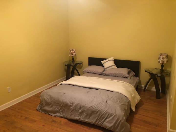 2nd bed room with full size bed
