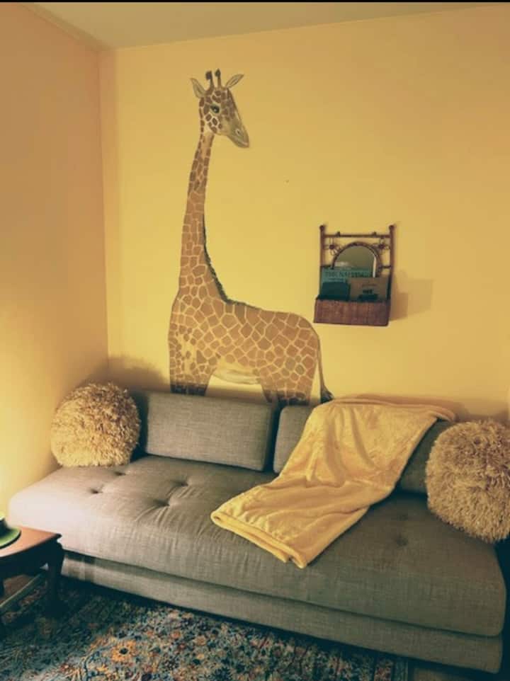 غرفة الزرافة/غرفة لعب الأطفال. سرير واحد وتلفزيون