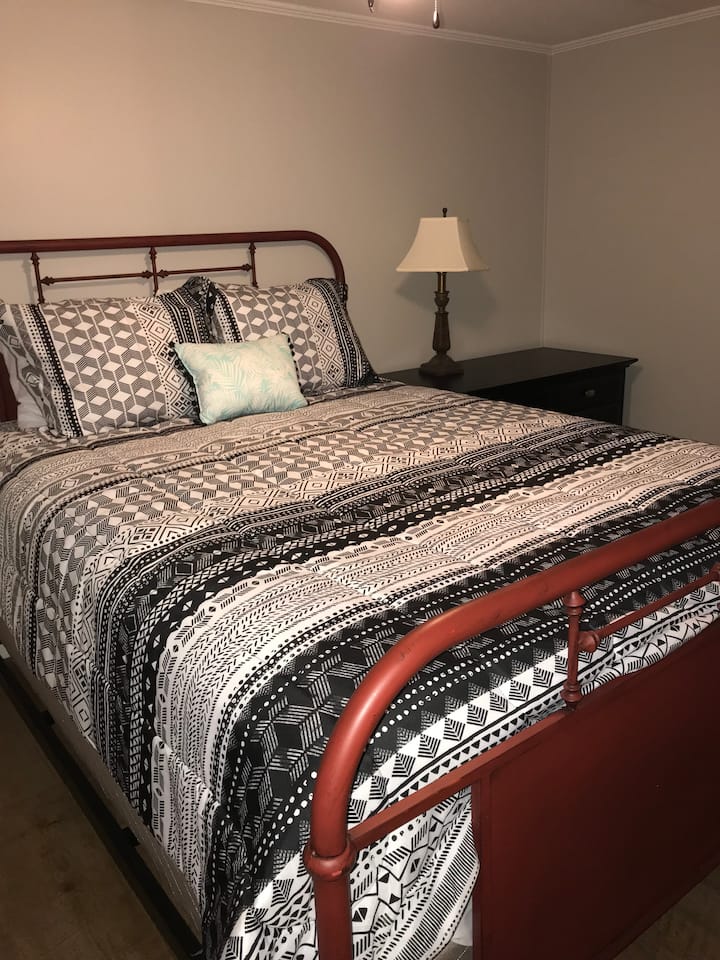 标准双人床卧室# 2 ，配备卫生间 