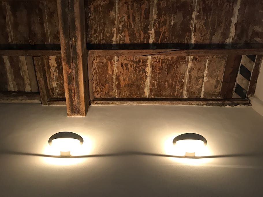 Lampade e soffitto con travi a vista in tutto l'appartamento