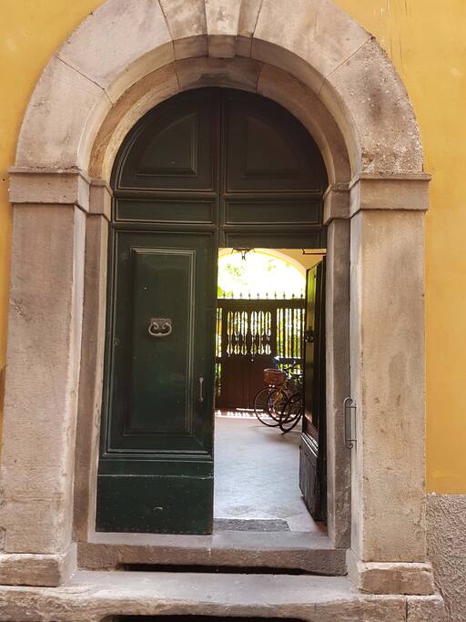 Entrata del palazzo - Front entrance