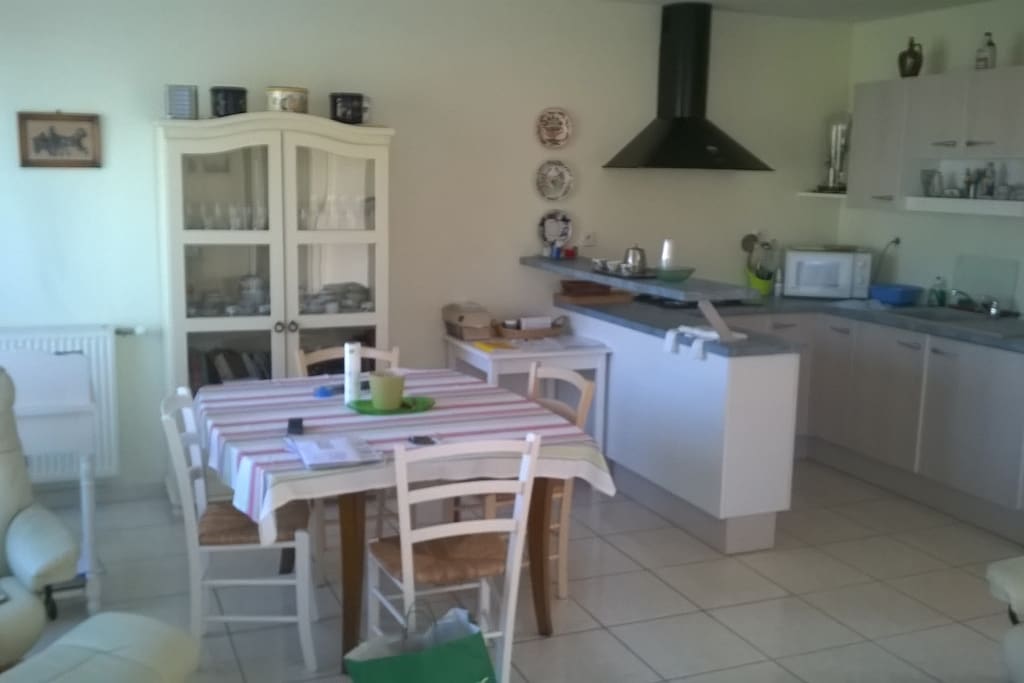 La cuisine équipée est spacieuse et lumineuse.