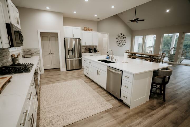 Lake Travis Waterfront – Sleeps 16 – Space for All gallery image 4