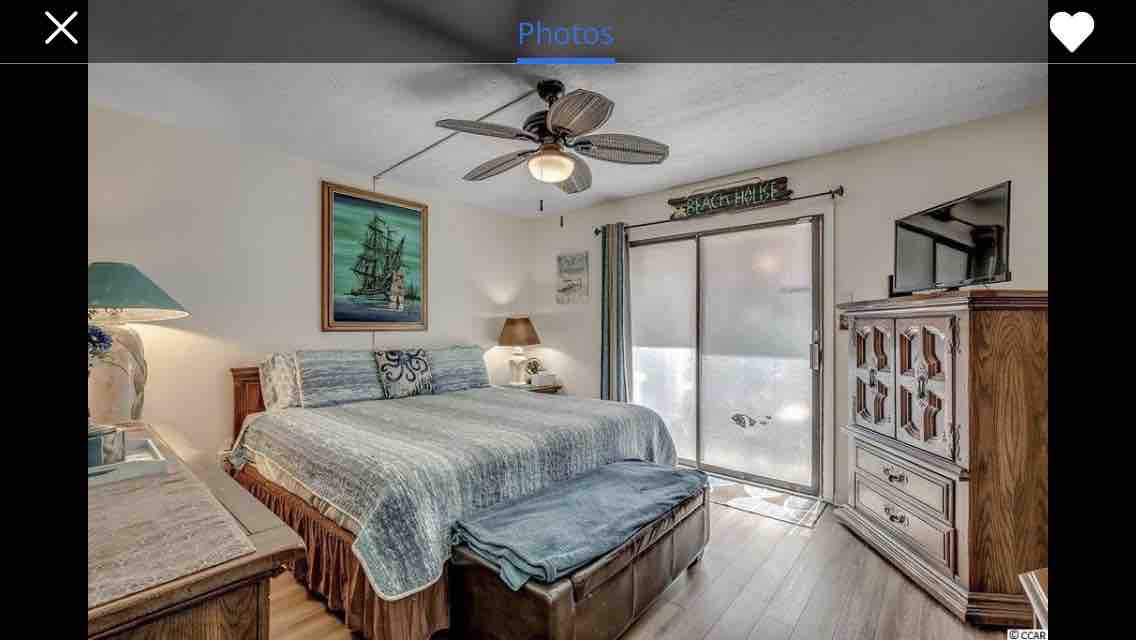 Master King size slaapkamer op de eerste verdieping met inloopkast naar badkamer. Schuifregelaars naar privéterras met bubbelbad 