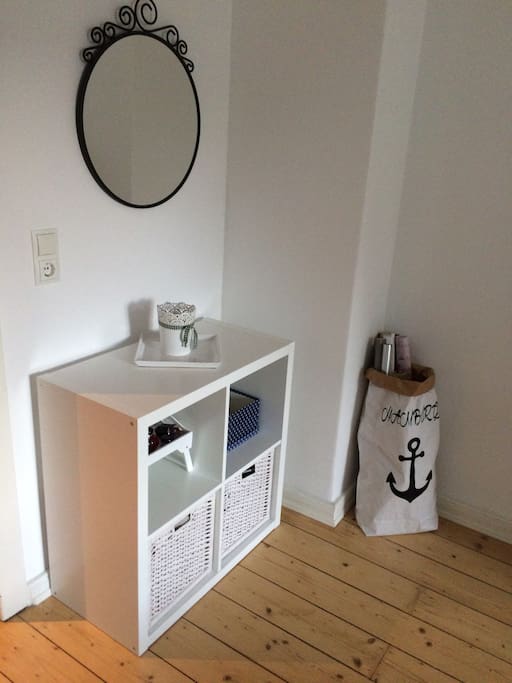 Das Schlafzimmer bietet viel Platz