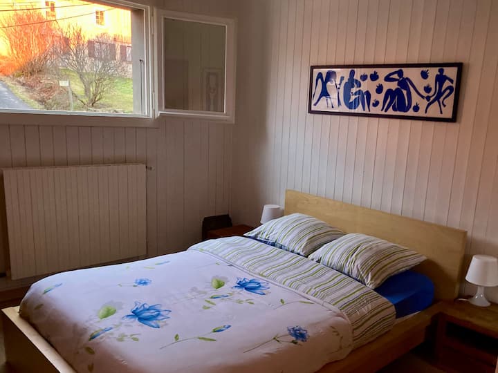 غرفة نوم بإطلالة على الجبل. 
سرير 140 × 190