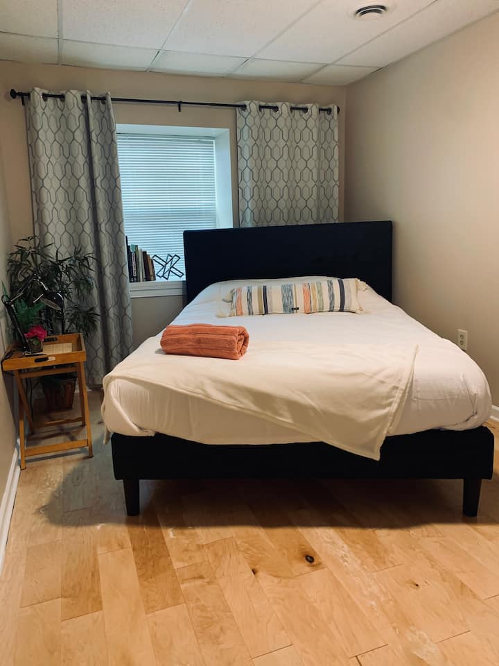 เครื่องปรับอากาศส่วนกลางทำให้ห้องนอนนี้เย็นสบาย  เมมโมรี่โฟมควีนใหม่
ที่นอนเพื่อผ่อนคลายหลังจากค่ำคืนที่สนุกสนานในตัวเมือง 