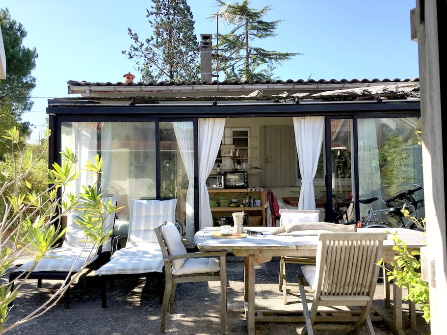 La terrasse derriere le matin