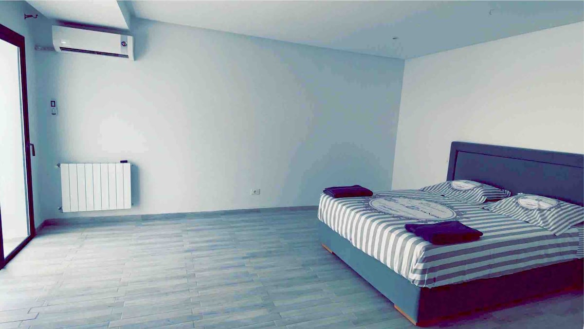 卧室1
主卧套房 

所有主卧均配备了空调 