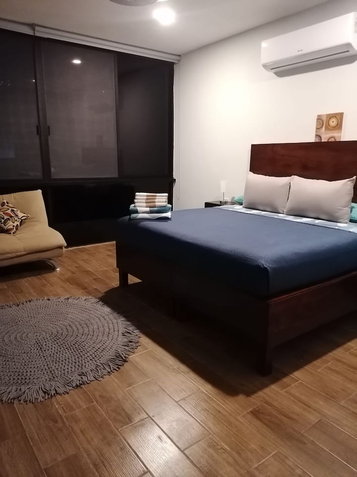 ห้องนอนใหญ่พร้อมเตียงคิงไซส์และโซฟาเบด 