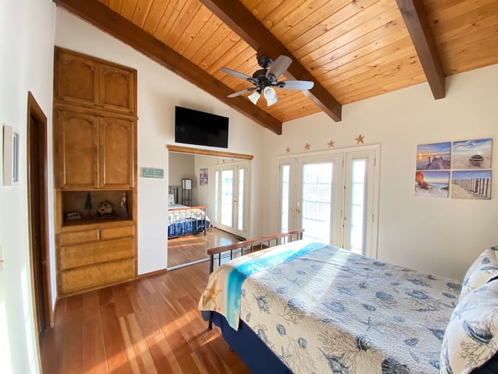 Მასტერ-საძინებელი საკუთარი სააბაზანოთი. 
Დიდი ტელევიზორი. ფრანგული კარები პატიოს ტერიტორიაზე სახლის წინ.