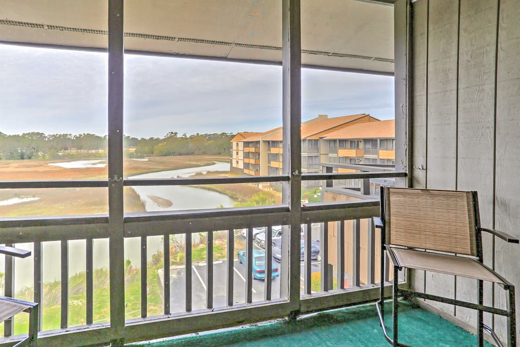 This condo for 6 has 2 bedrooms and 2 bathrooms.